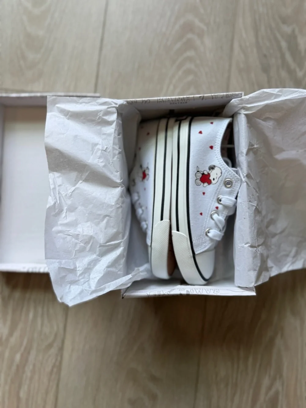 New Peanuts Snoopy Hearts White Canvas Lace-Up Shoes - New In Box - Size 11 Kids